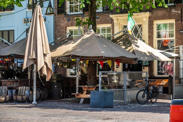 ‘Redder’ horecaplein Deventer hangt briefjes aan de deur: ‘Zuur, maar ...