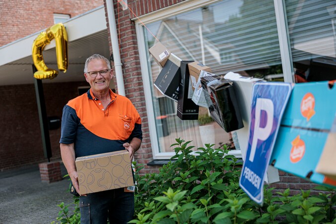 Henk heeft na 41 jaar zijn laatste pakketje bezorgd: dit maakte deze ...
