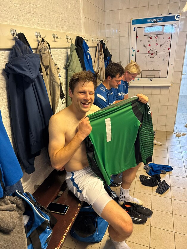 Hoe een veldspeler van De Lutte als keeper de held werd van zijn team ...