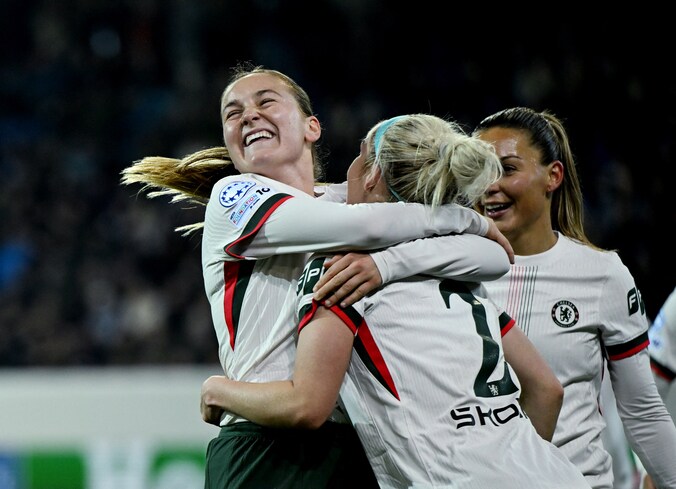 Oranje-speelster Wieke Kaptein luidt met vroege treffer ruime zege in ...
