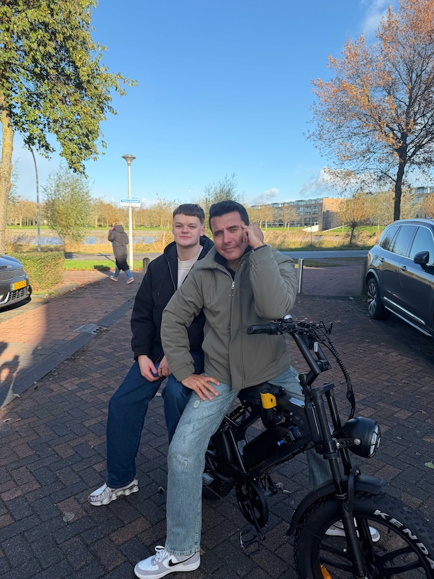 Populaire Niek uit Zwolle strikt Jan Smit voor fatbike-video: 'Toch wel ...