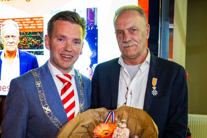 Johan (71) zet altijd anderen in het zonnetje, nu staat hij er zelf ...