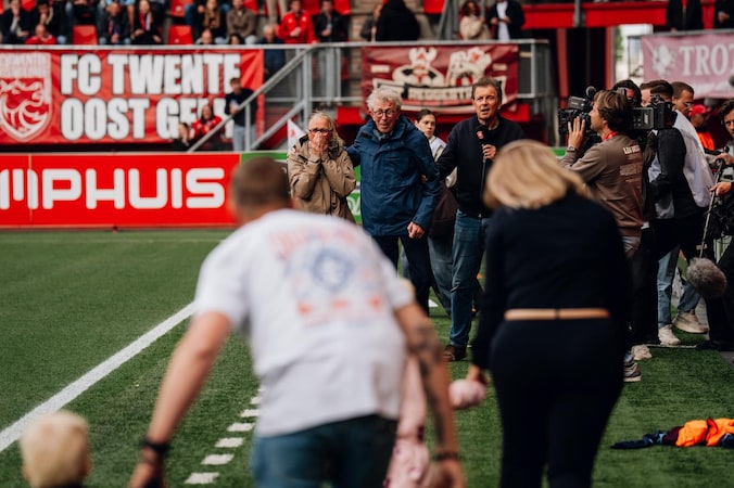 Ineens staat Robert ten Brink op het veld bij FC Twente voor Ton en ...