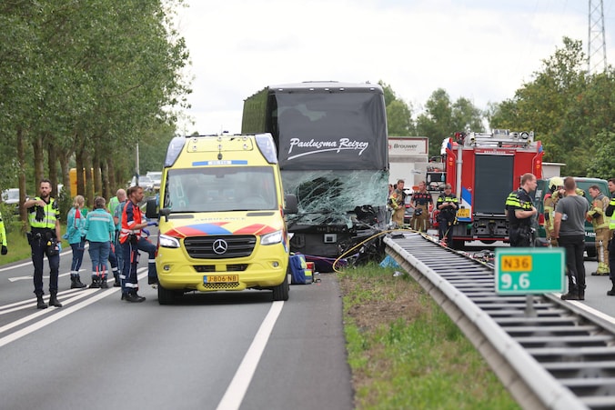Zwaar ongeval op de N36 met touringcar: een dode, chauffeur zwaargewond |  Regio | Tubantia.nl