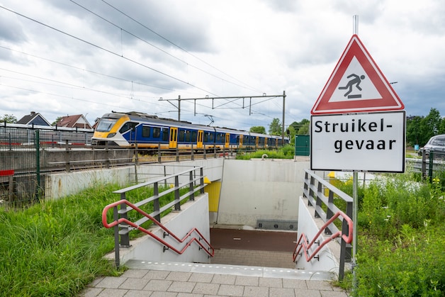 Trap bij station in Rijssen is gevaarlijk | Regio | Tubantia.nl