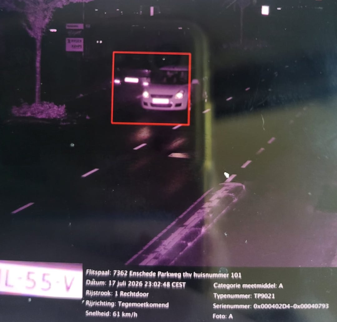 de-witte-auto-reed-11-kilometer-te-hard-maar-de-flitspaal-schreef-dat-toe-aan-jordys-auto-langs-de-kant-van-de-weg