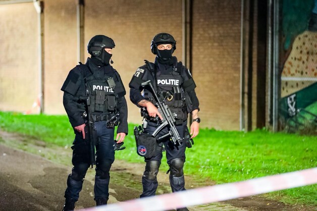 live-schietpartij-overasselt-zwaarbewapende-agenten-op-straat-in
