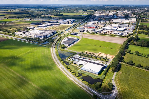 Hier komt een nieuwe fabriek, dankzij stroom van de buren | Regio ...