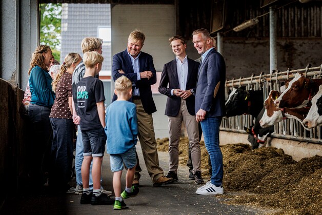Minister Van Essen neemt koning mee op bezoek bij boer Arjan Zandvoort ...