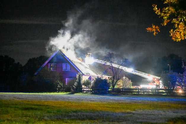 Uitslaande dakbrand in woning in Mander | Regio | Tubantia.nl