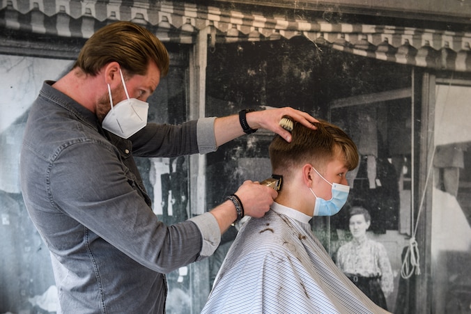 Voor en na: Daan (18) uit Borne heeft na bezoek aan kapper eindelijk ...
