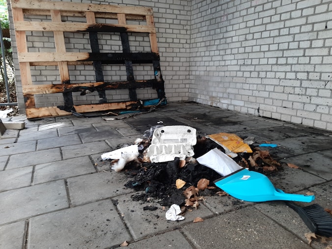 Slaapplek zwerver Bertus gaat in vlammen op, Deventenaren schieten te ...
