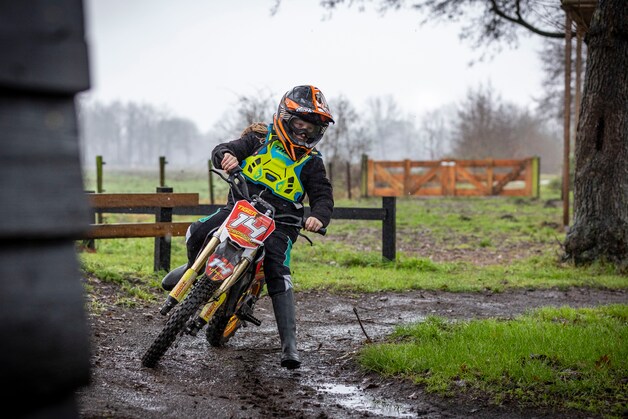 Een spannend kinderfeestje in Mander: crossen met elektrische machines ...