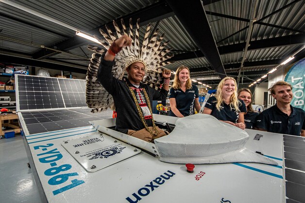 Bedreigde chief Dadá komt Twentse zonneboot bekijken voor zijn strijd ...