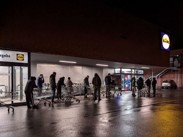 Nederlanders massaal in de rij voor vuurwerk, chaos bij Duitse schappen ...