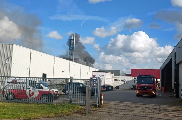 Brandweer heeft ‘grote brand’ bij bedrijvenpark Twente in Almelo snel ...