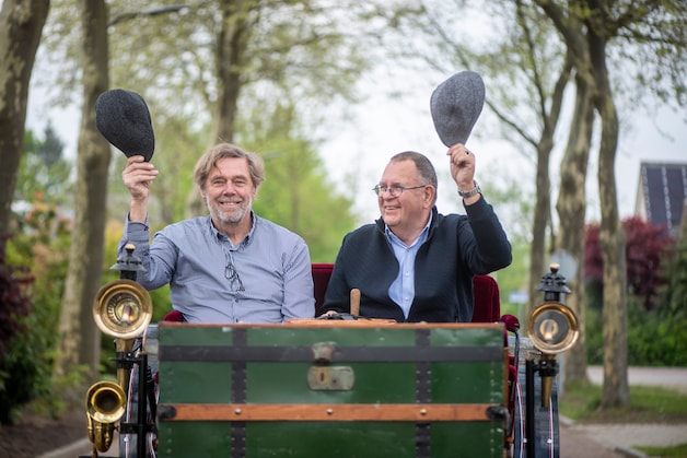 Nijverdallers stelen show met eigen replica van Benz Victoria 1894 ...