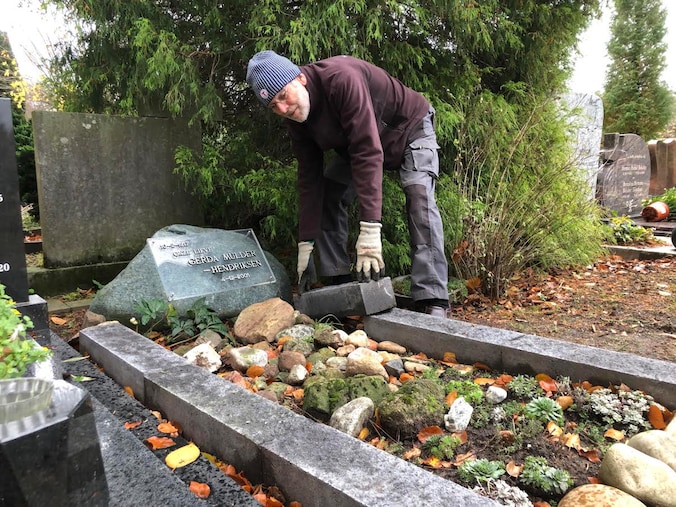 Groeiende berg zwerfkeien op het graf in Hengelo als herinnering aan ...