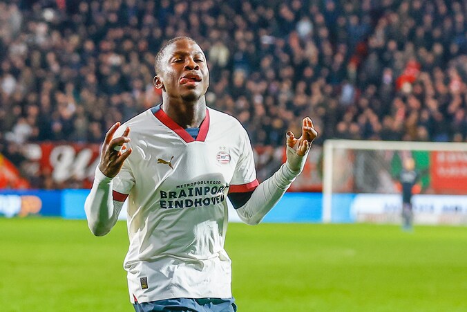 PSV-trainer Peter Bosz zag Johan Bakayoko bijna schorsing oplopen voor ...