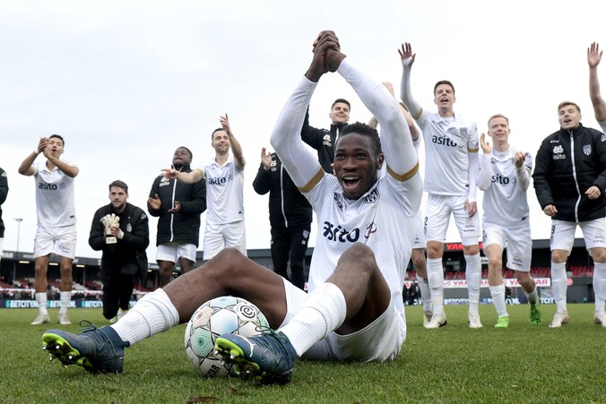 Een wedstrijdbal naar Sierra Leone? Harry uit Almelo wil spits Sankoh ...