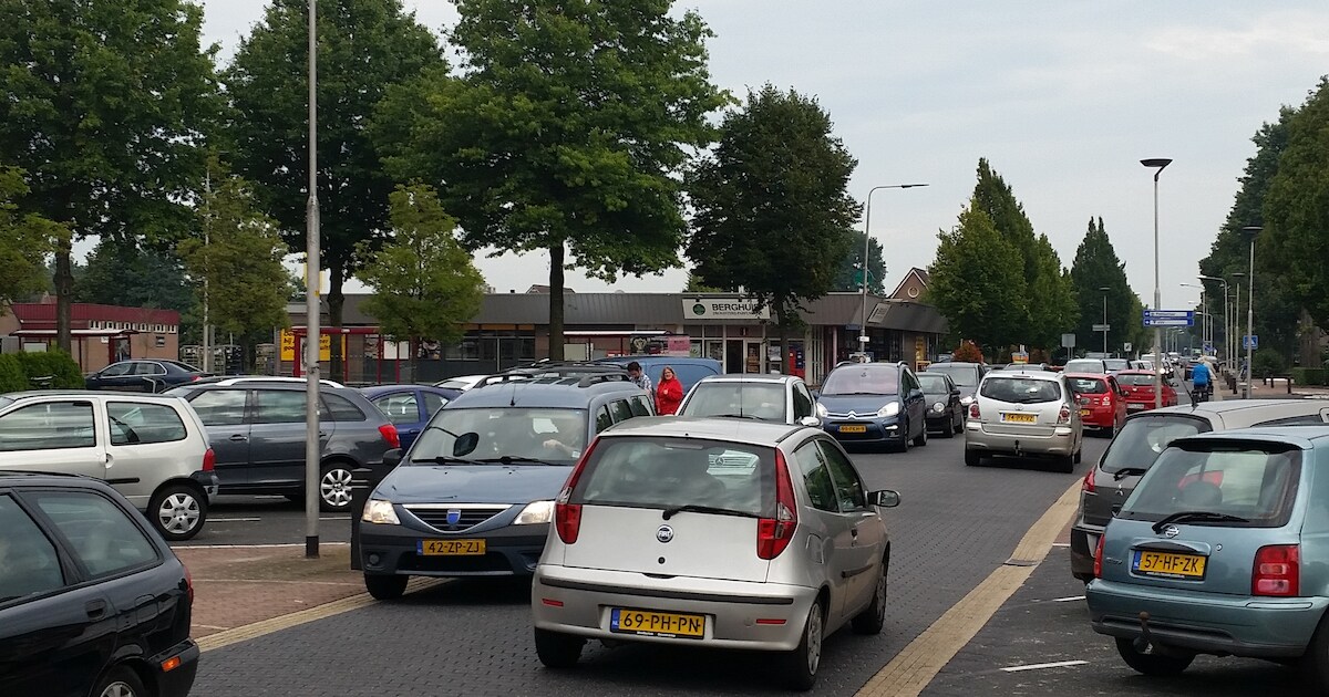 Grote verkeersdrukte in centrum Westerhaar-Vriezenveensewijk na ongeluk N36