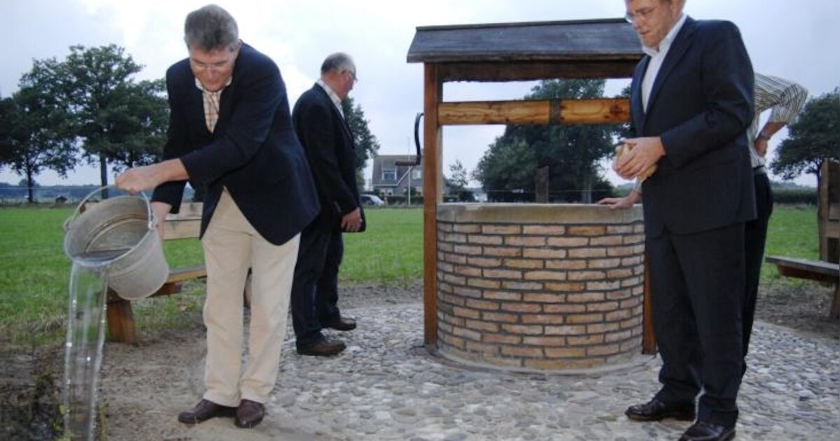 FOTO - Historische put Daarle weer in ere hersteld