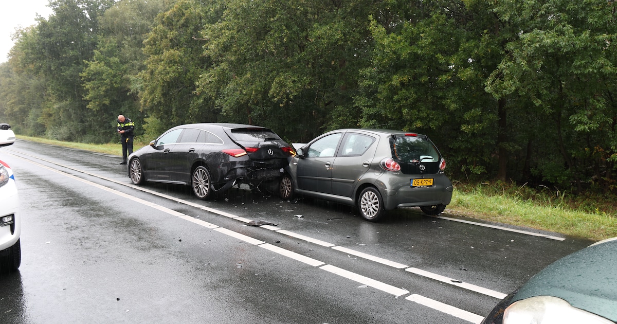 Automobilist naar ziekenhuis na botsing in Wierden, veel vertraging door wegafsluiting.