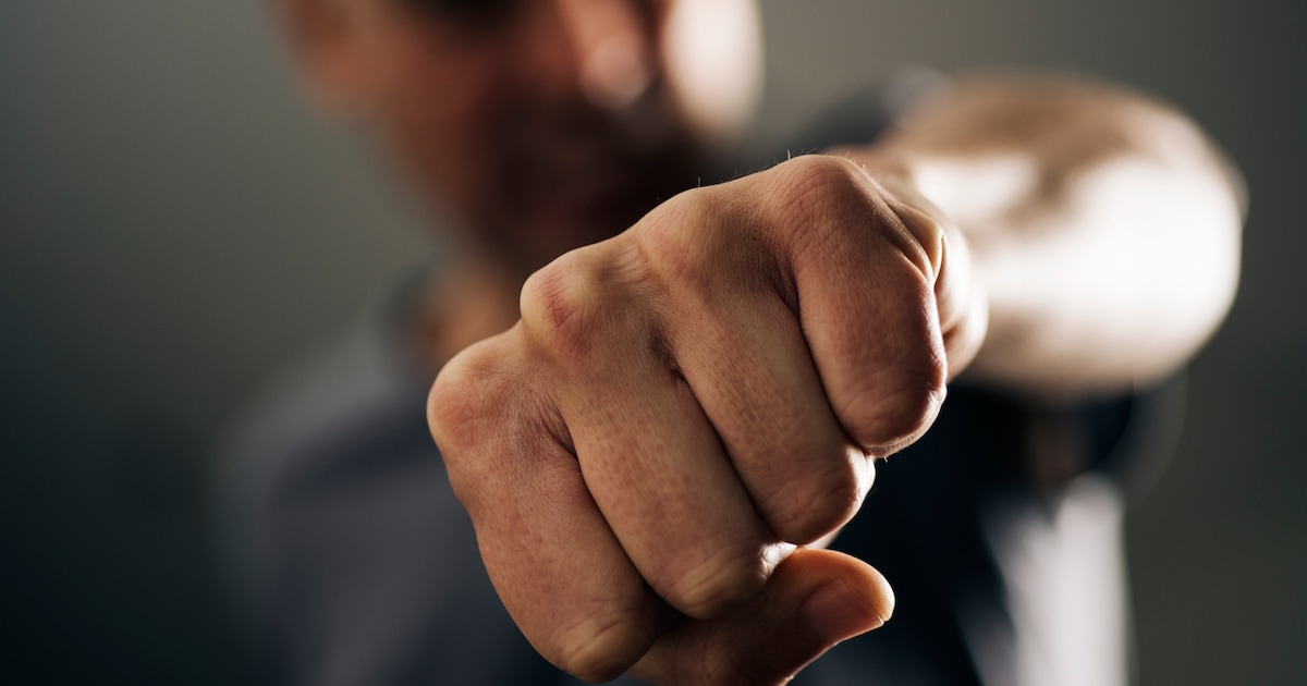 Verwarde fietser slaat vader en zoon bijna dood op oprit: slachtoffer krijgt hartstilstand