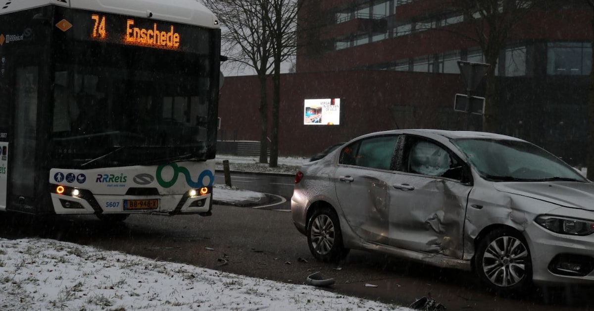 Auto en lijnbus botsen op Zuiderval in Enschede