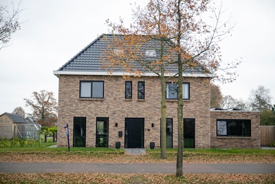 Almelose makelaar zet eigen huis voor 1,5 miljoen te koop, maar verzwijgt de gebreken waarover hij een rechtszaak voert