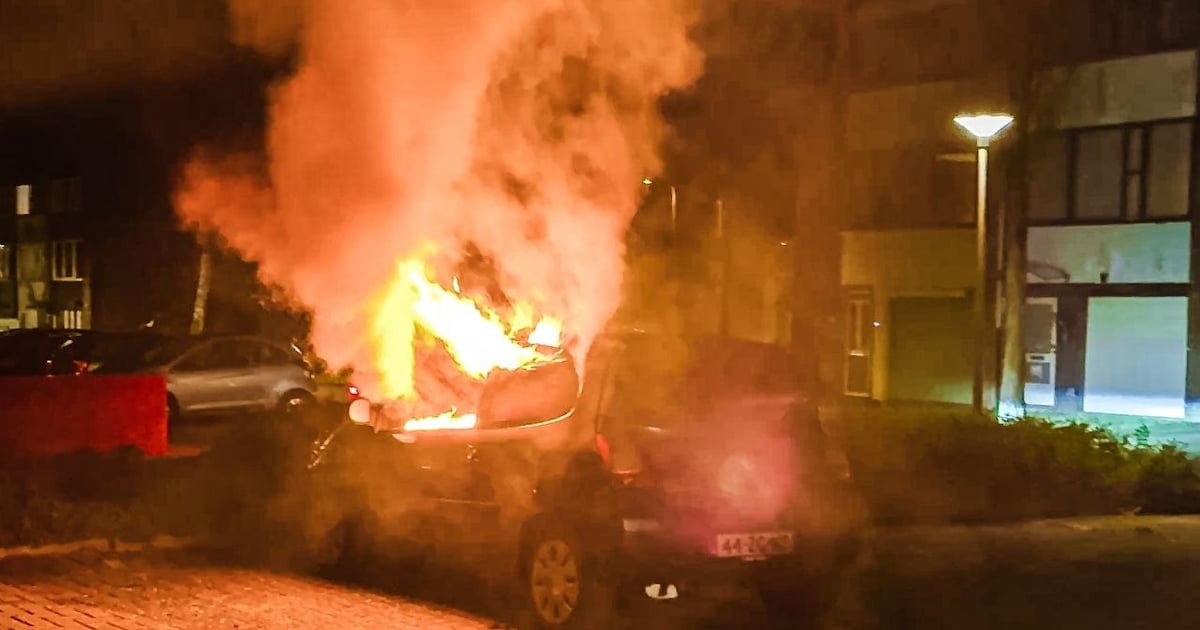 Auto verwoest door brand in Enschede, getuigen horen harde knal en zien man wegrennen
