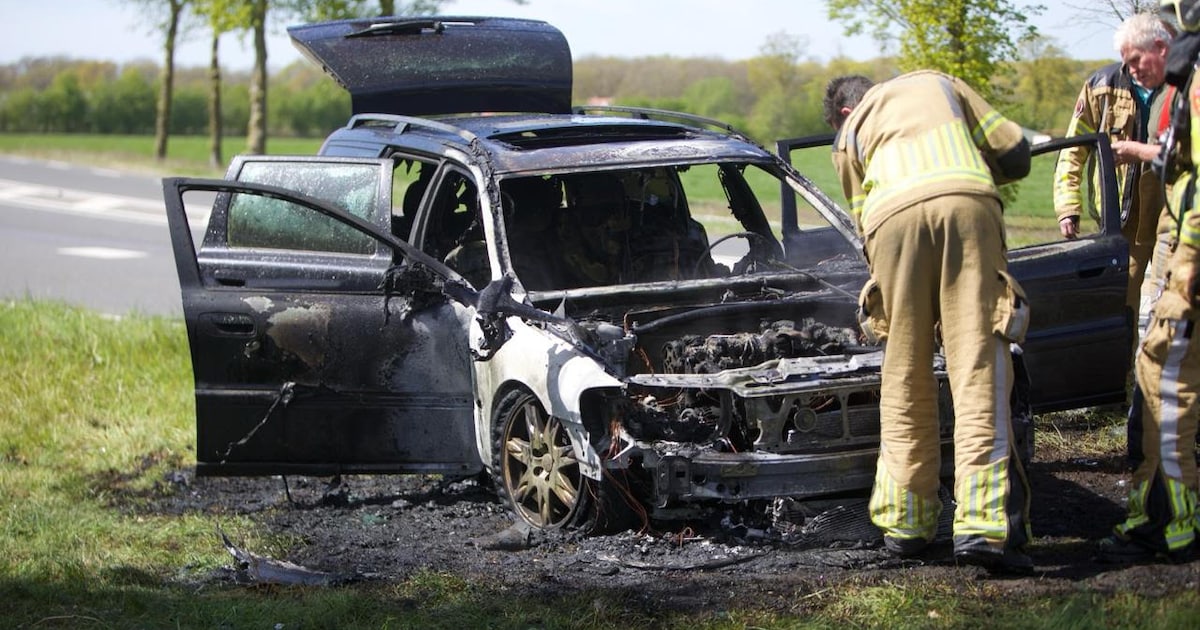 Auto vliegt in brand op kruising bij Fleringen, inzittenden en hond ongedeerd