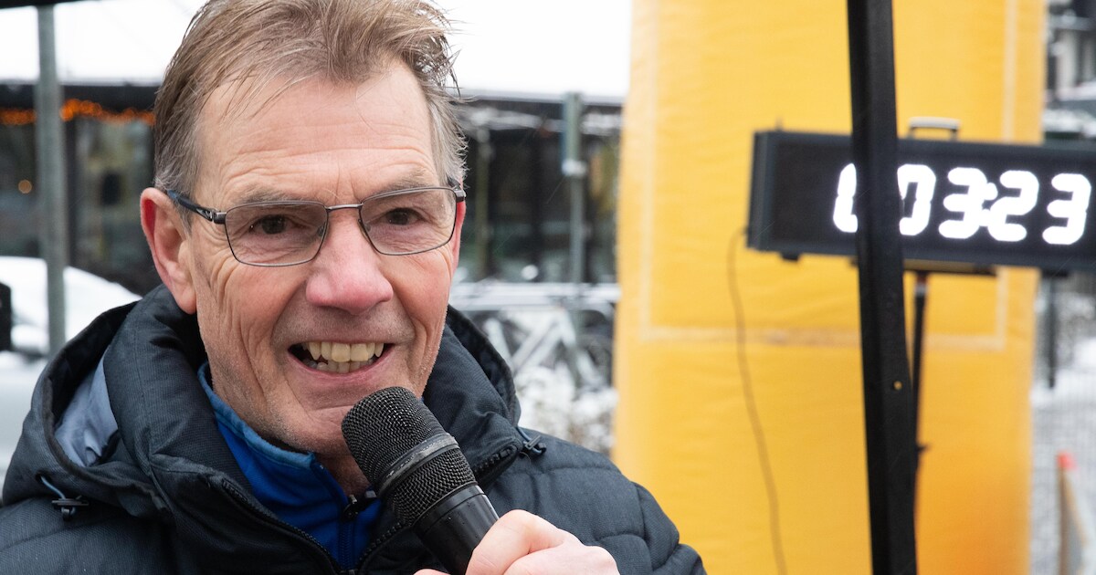Speaker Ronald schreeuwt hardlopers in Bathmen door de finish: ‘Ik voorspel vaak de winnaar goed’