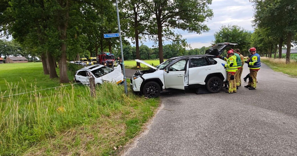 Auto belandt in greppel na botsing op de Eefselerweg in Lievelde