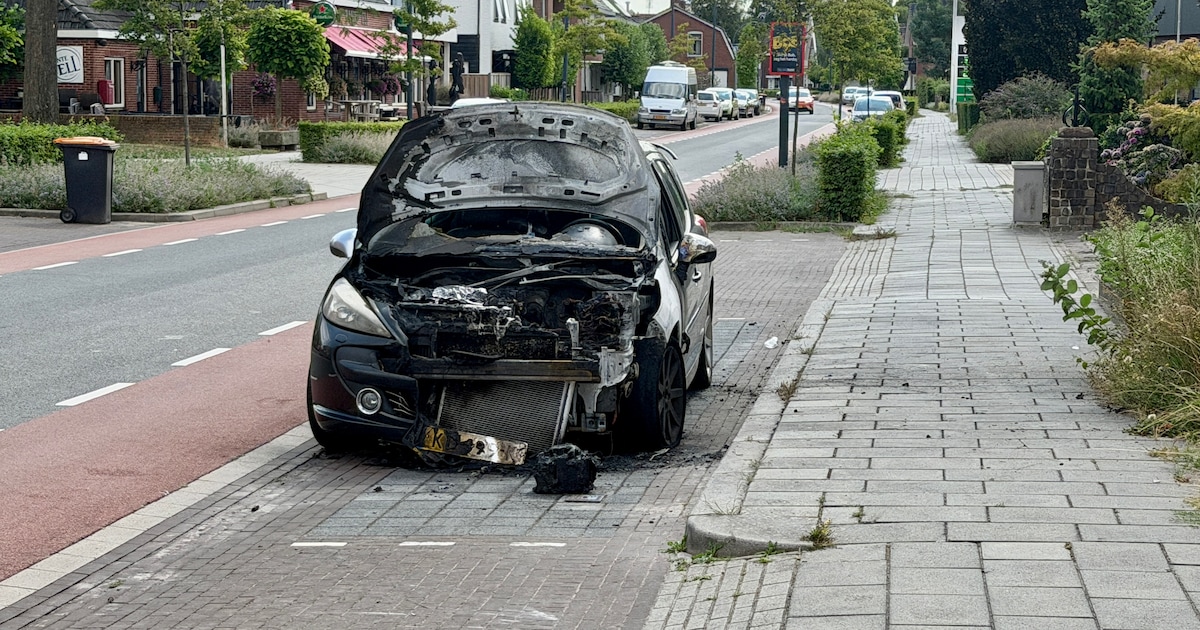 Auto volledig verwoest na brand op Nijverdalsestraat in Wierden