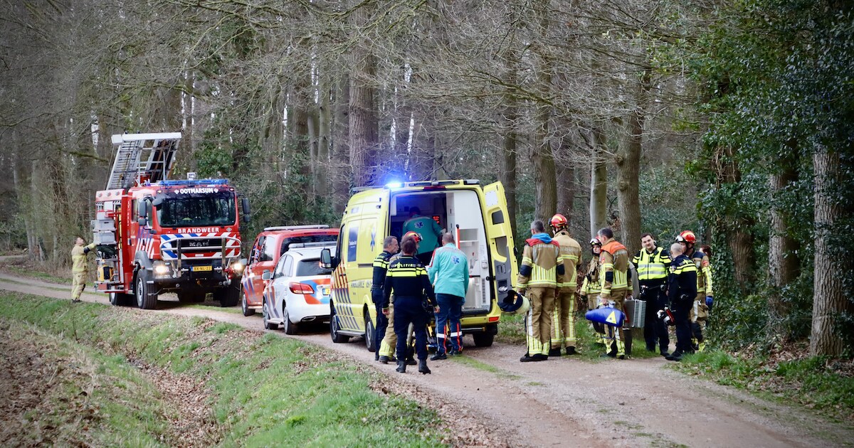 Man gewond naar ziekenhuis na beknelling onder zitmaaier in Tilligte