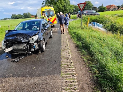 Harde botsing in Eibergen: auto belandt in sloot