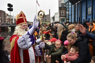 Uit de oude doos: historische foto's en verhalen over Sinterklaas in Almelo