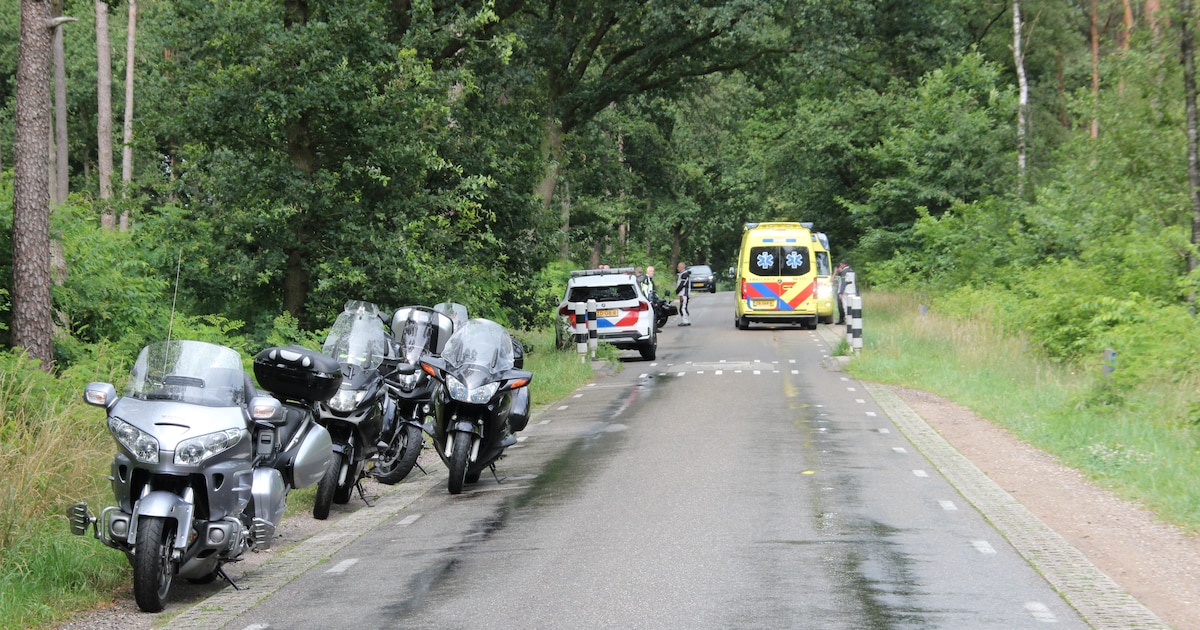 Motorrijders met elkaar in botsing in Haarle