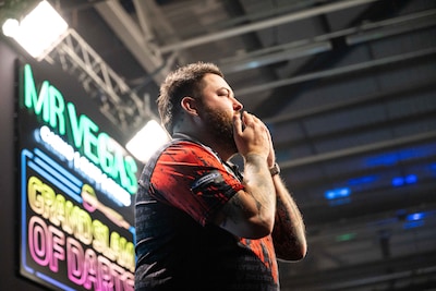 Oud-wereldkampioen darts in tranen na maanden van blessureleed: ‘Ben het zat om thuis te zitten, ik wil meedoen’