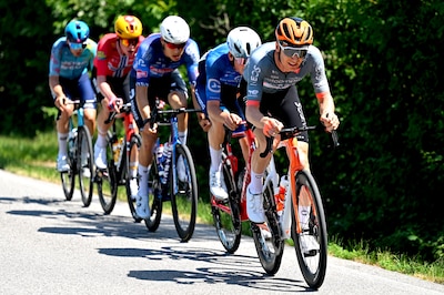 LIVE Giro d’Italia | Vroege vlucht krijgt de ruimte van Visma, wie houdt Jonas Vingegaard van vijfde etappezege?