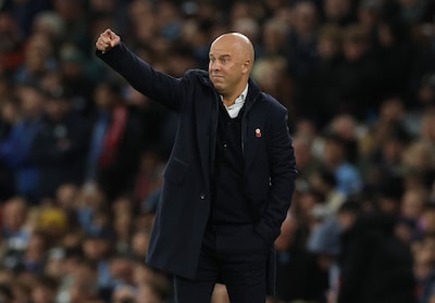 Engelse media keihard over Liverpool en Arne Slot: ‘Hij ziet eruit als een man die op de verkeerde bouwplaats is komen opdagen’