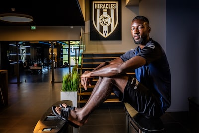 Jean-Paul N’Djoli (25) was zijn voetbaltoekomst bijna kwijt, nu scoort hij voor Heracles: ‘Zonder mi