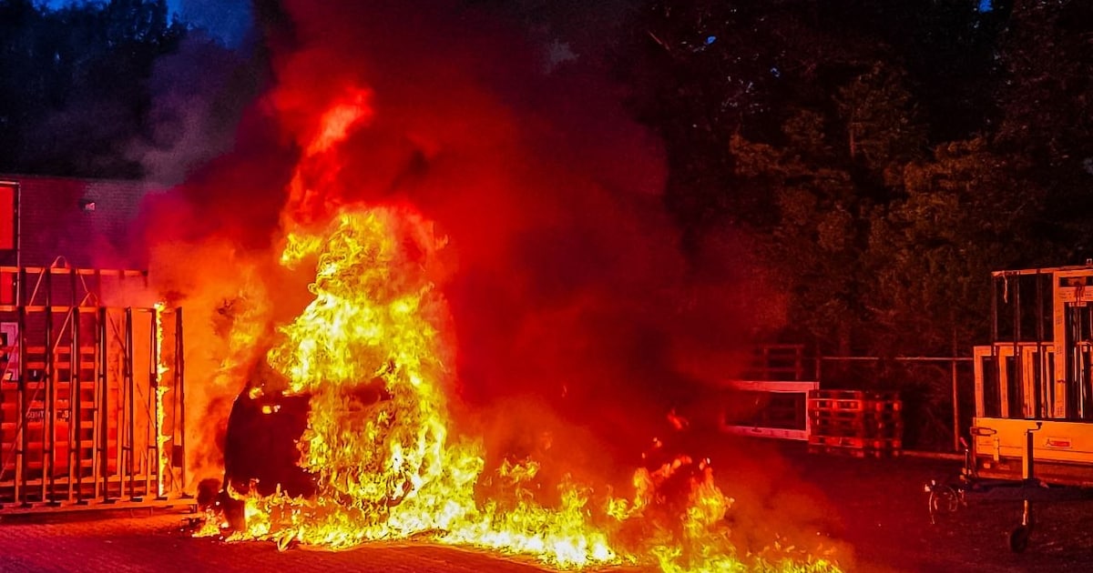 Voertuigbrand op industrieterrein in Overdinkel