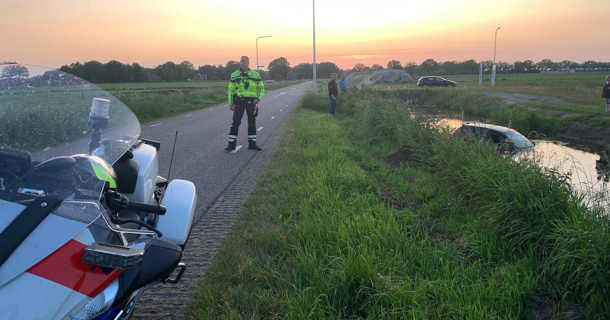 Auto schiet de sloot in bij Bruchterveld