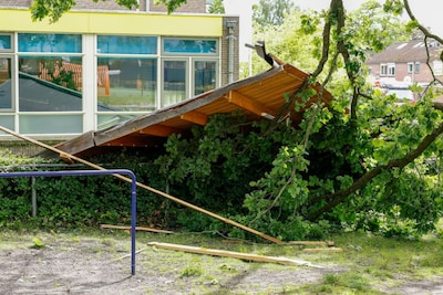 ‘Kortdurende tornado’ trekt spoor van vernieling door Glanerbrug