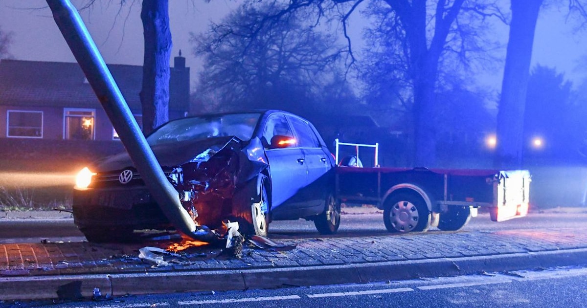 Auto met aanhanger ramt lantaarnpaal in Vroomshoop, bestuurder komt met schrik vrij
