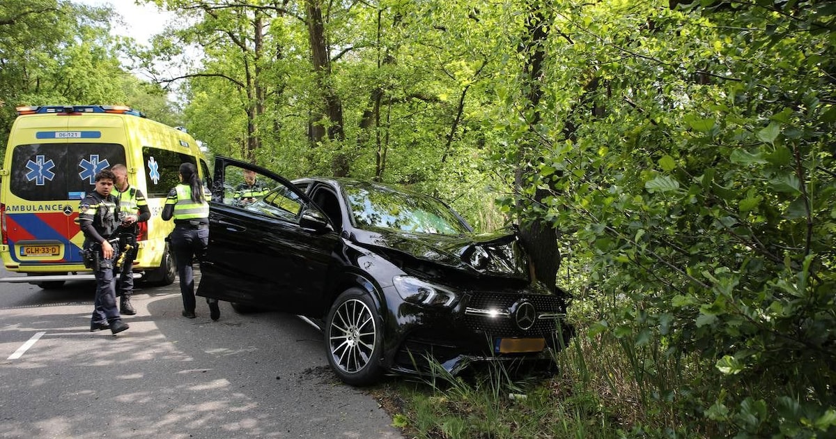 Auto raakt van de Kanaal Zuid in Apeldoorn en botst tegen boom