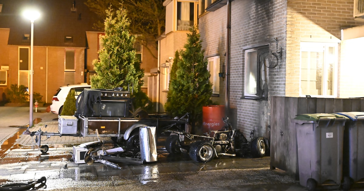 Jesper (26) schrikt wakker van ‘regen’, maar ziet metershoge vlammen naast zijn huis in Almelo: poli