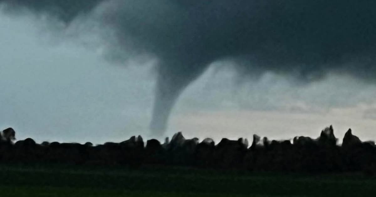 Tornado scheert over Friesland, voorbijganger weet foto te maken
